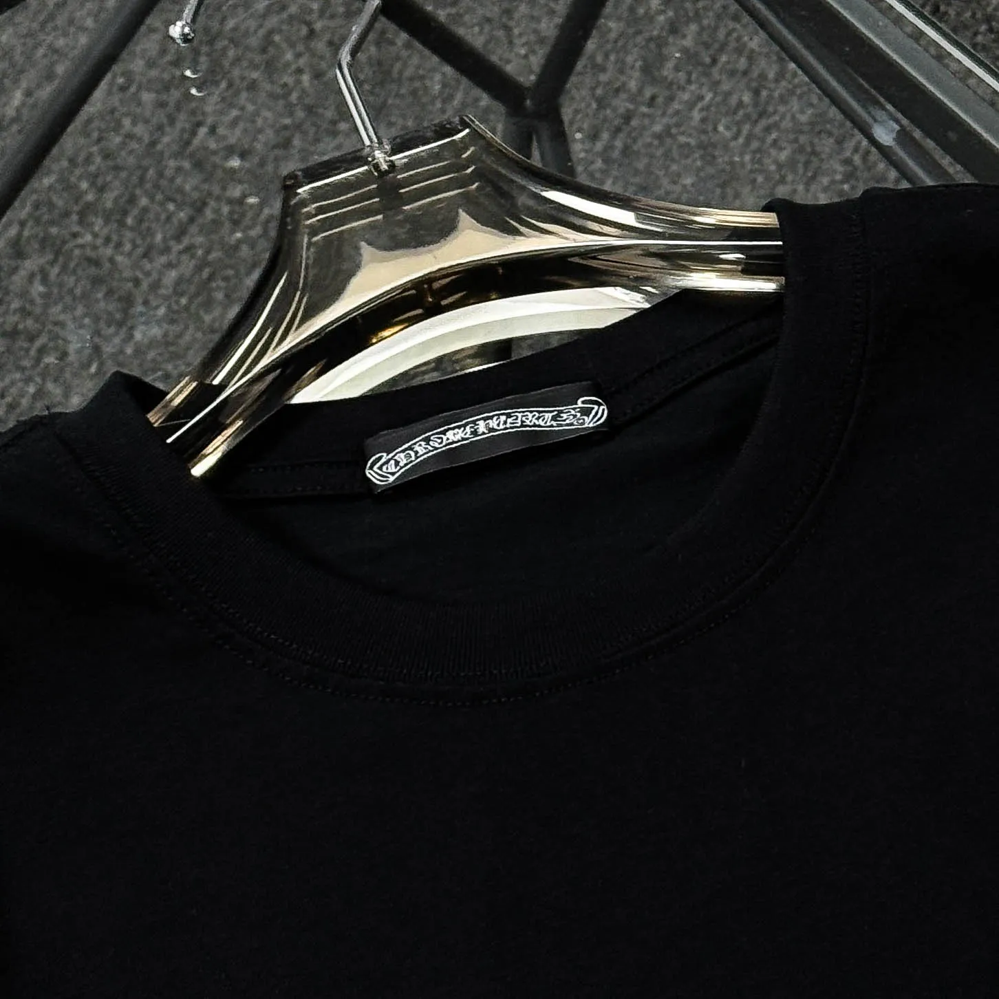 P170 Chrome Hearts 25 high-end versions. The fabric is made of 300 grams of high-density pure cotton. It does not deform or shrink. It has three labels. It is the same style for men and women. Technology: suede foaming + digital printing. Color: white, black. SIZE: S-XL.